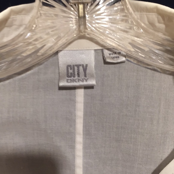 DKNY white dress shirt with back ruching Size 10 - Picture 2 of 5